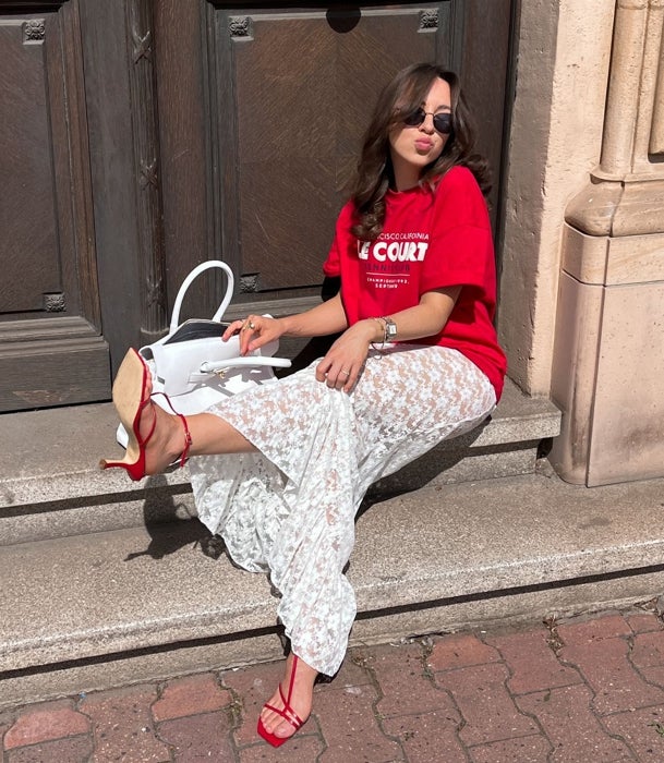 Camiseta 'oversized' roja y falda de encaje blanca.
