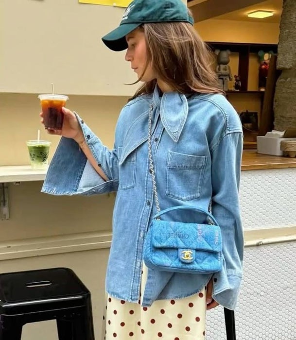 Camisa vaquera y una falda satinada 'polka dots' amarilla.