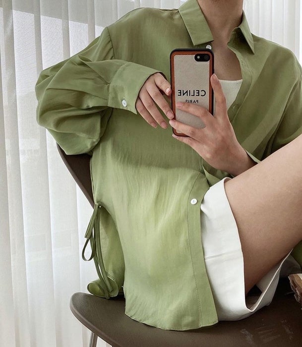 Camisa de lino verde con una bermuda blanca.