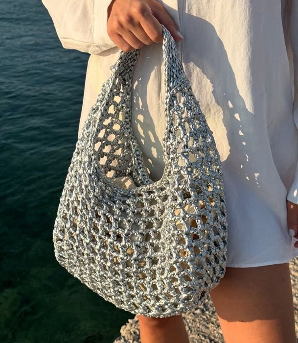 Bolso de 'crochet' en color azul bebé.