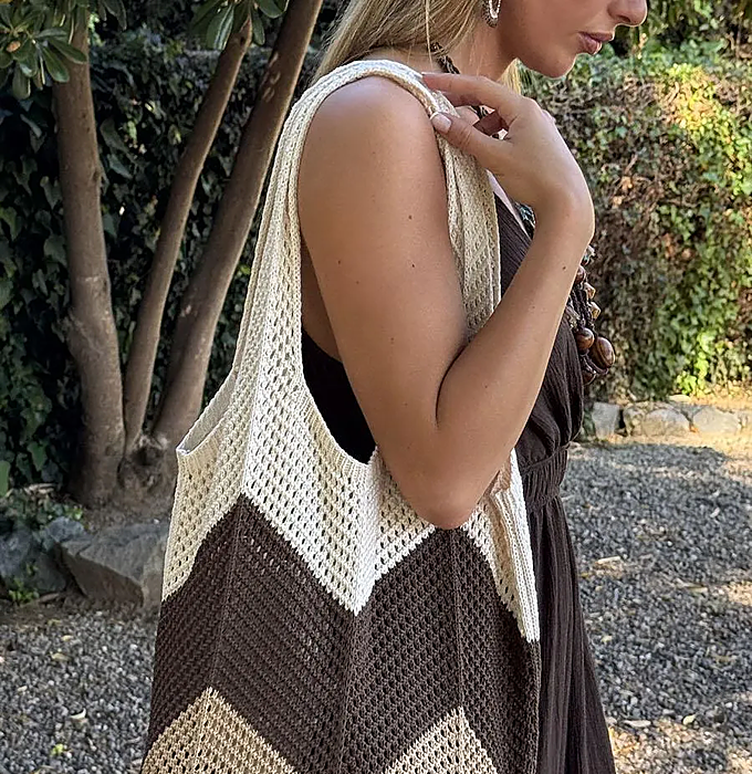 Bolso de 'crochet' tricolor.