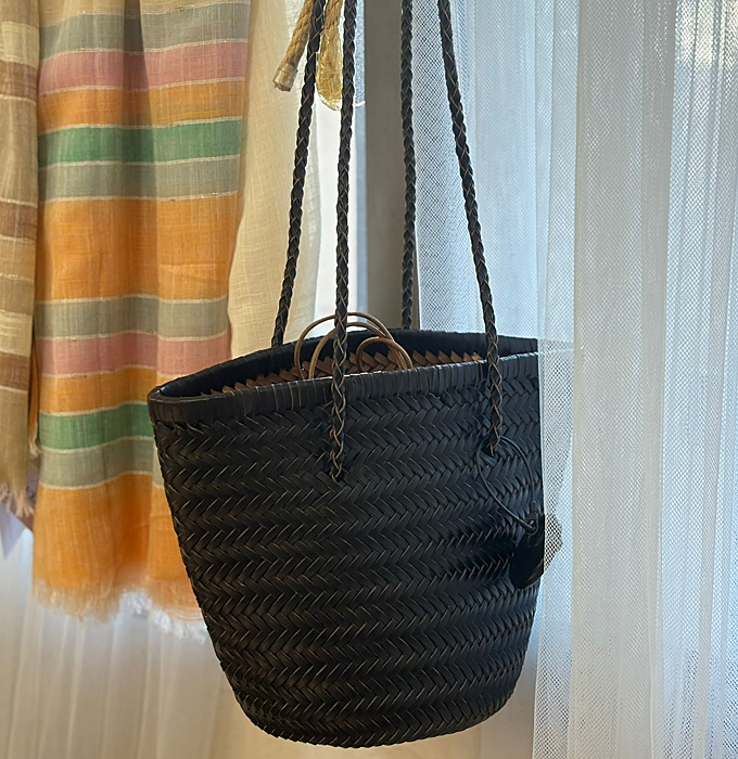 Bolso de piel trenzada negro.