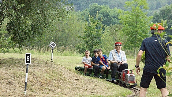 La pasión por el ferrocarril vuelve a llenar el parque ferroviario de Iraeta