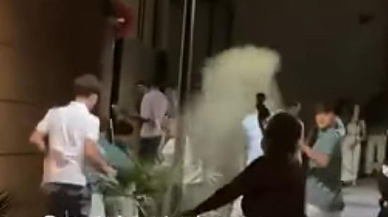 La «justicia hidráulica» de unas vecinas de Málaga: frenan un botellón a manguerazos