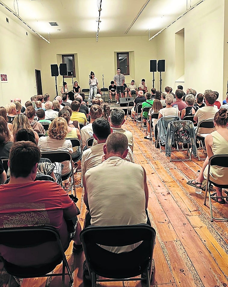 Sei bertsolari gazte Lizardi Sariaren bila ostiral honetan Modelo aretoan