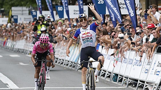 Evenepoel celebra su cuarta victoria en la Clásica tras cruzar la meta del Boulevard por delante de Carapaz.