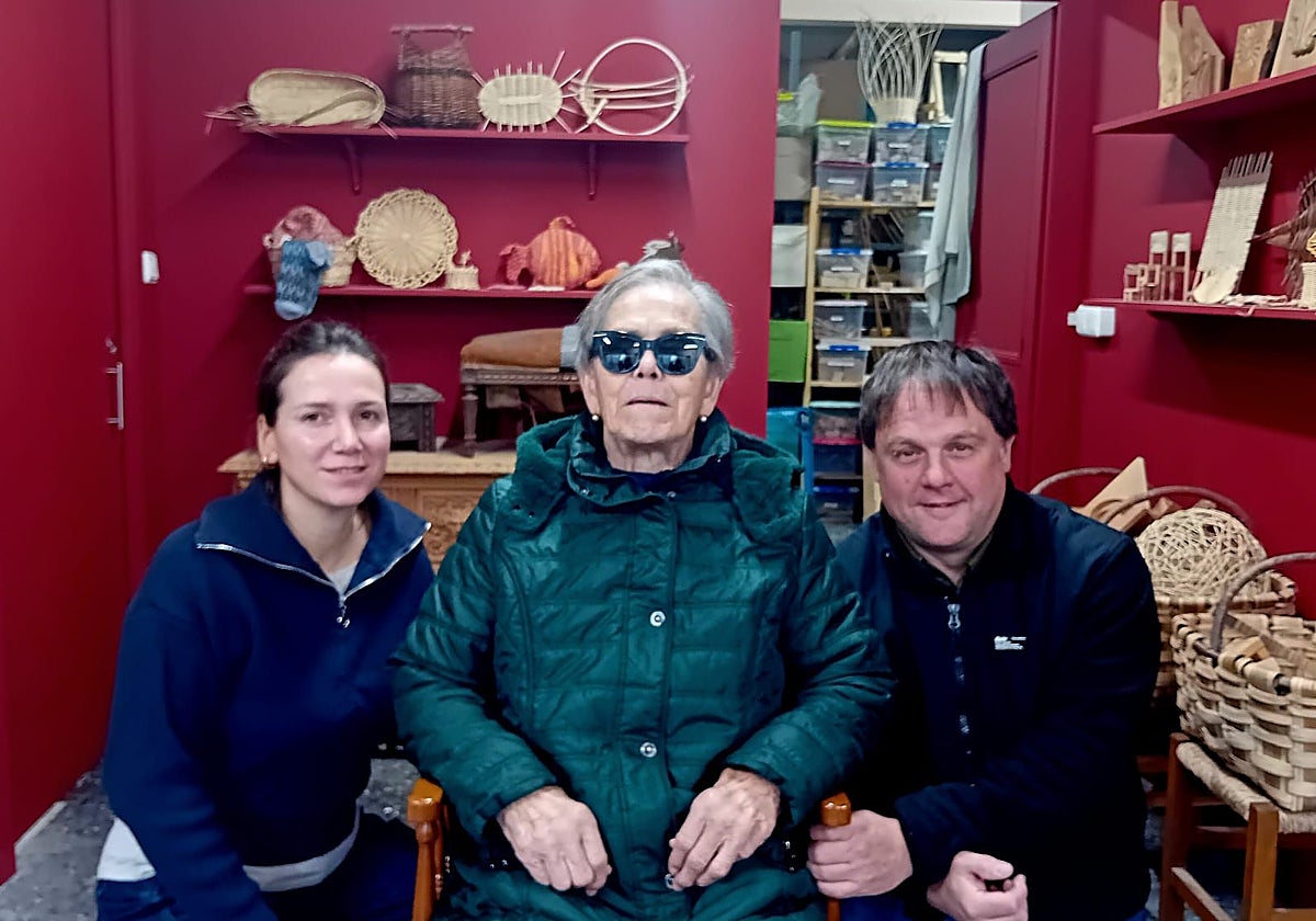 Del taller de Aiete a las pantallas de EE UU: la insólita historia del arte donostiarra de tejer sillas que protagoniza 'Made with Love'