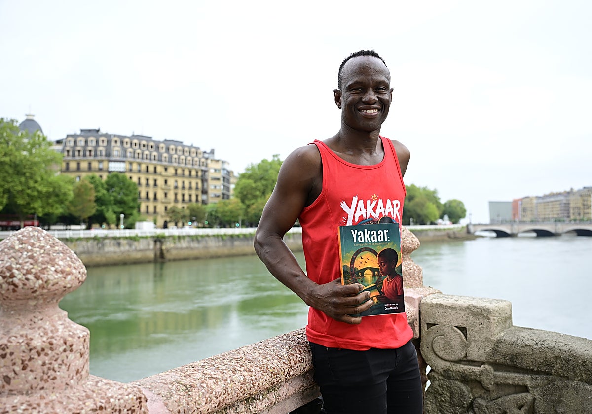 En un descanso entre trabajos, Cheikh Mbacke Lo se desplazó a Donostia para hablar de su libro 'Yakaar'.