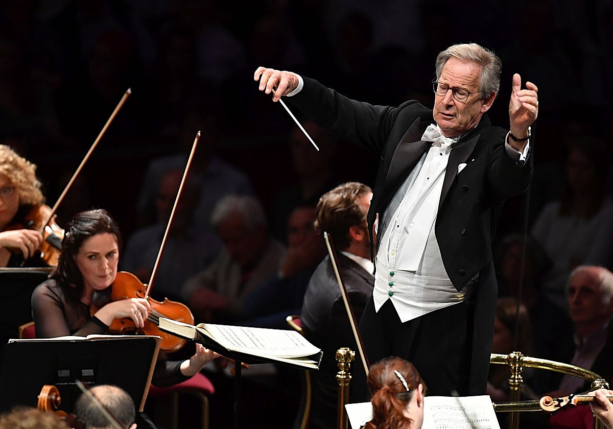 John Eliot Gardiner, durante un concierto.