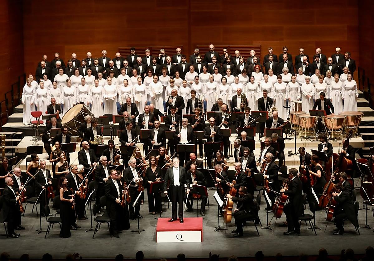 El maestro Riccardo Chailly con La Scala y el Orfeón Donostiarra a su espalda, este domingo en el Kursaal