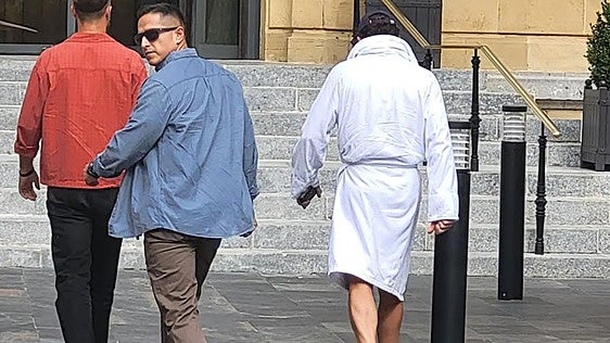 Orlando Bloom se pasea por Donostia en albornoz, del Hotel María Cristina a cenar al Akelarre