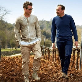 Brad Pitt recorre los terrenos de su bodega del Chateau Miraval, en Francia.