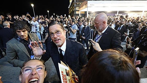 El detallazo de Brad Pitt con sus fans en la alfombra roja del Zinemaldia: firma autógrafos y se saca selfies durante más de una hora
