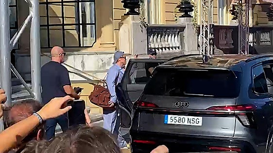 Brad Pitt se despide de Donostia tras su histórico baño de masas