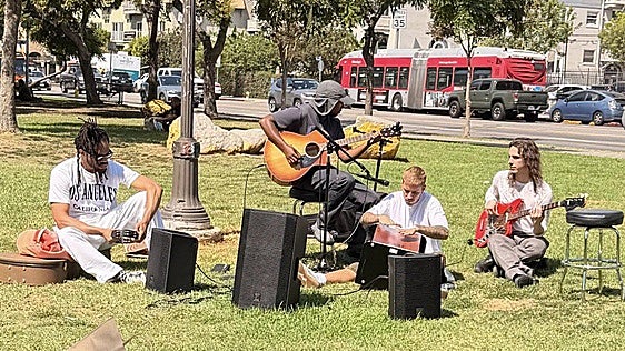 Justin Bieber ofrece un concierto improvisado en un parque de Los Ángeles en una acción solidaria
