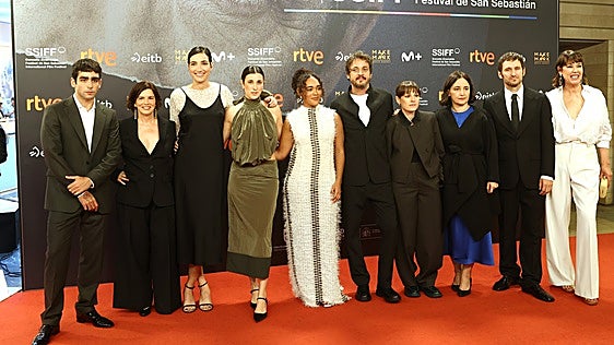 Muchos rostros populares del cine español en la alfombra roja de la serie 'El castillo', que en octubre llega a Movistar