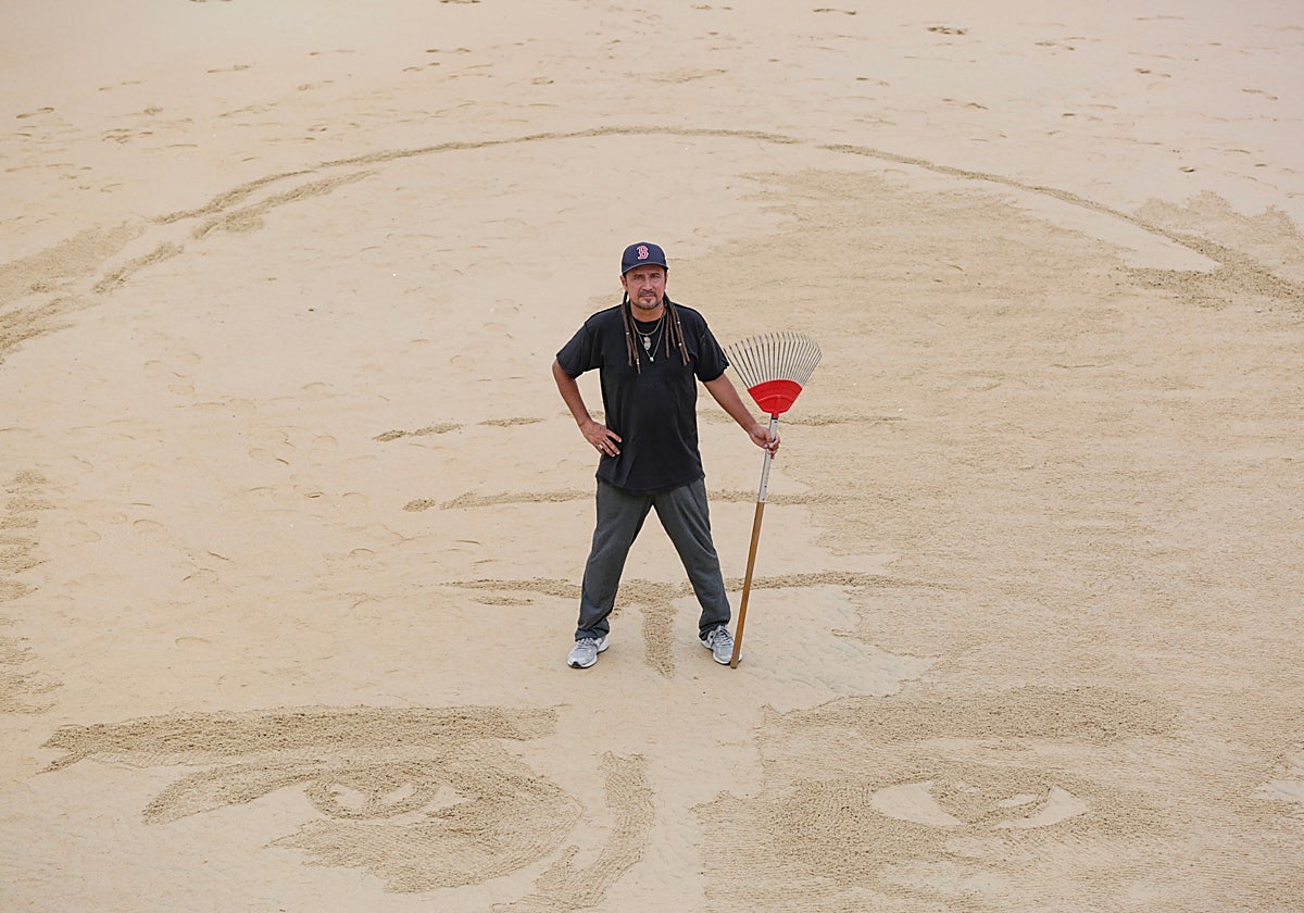 Germán Cedano, de mimo a dibujar en La Concha: «Estoy enamorado de San Sebastián y aquí puedo vivir de mi creatividad»