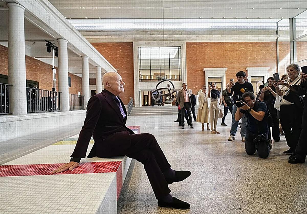 Norman Foster posa en el Atrio Arriaga sobre el banco diseñado por Pello Irazu.
