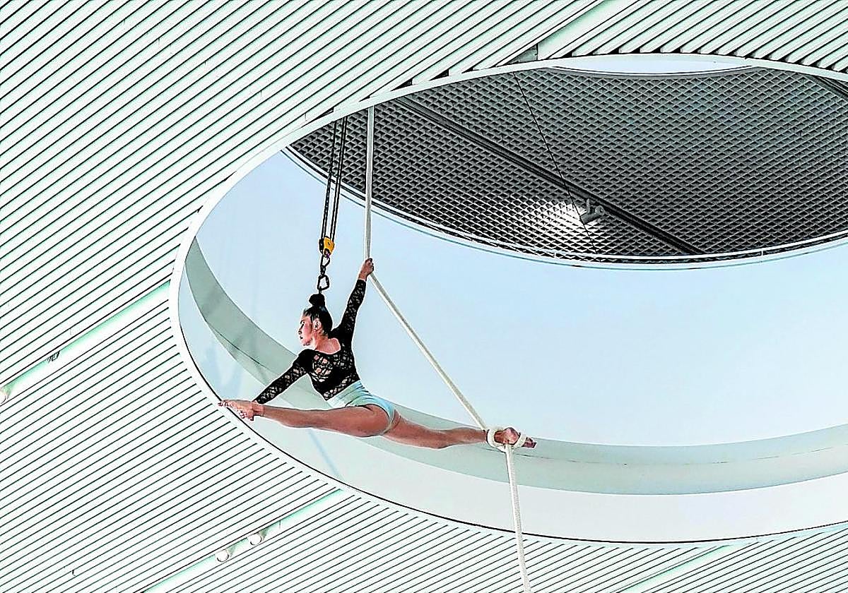La artista Andrea Ríos baja por el óculo