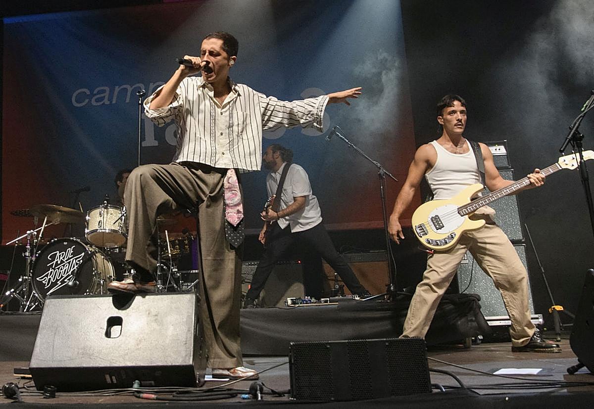 El grupo durante un concierto en Cartagena.