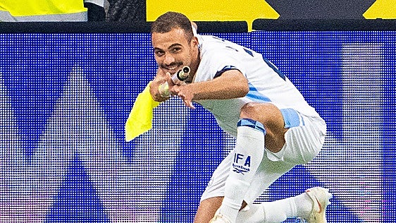 Un jugador de Israel celebra su gol simulando disparar con el banderín de córner y acaba expulsado