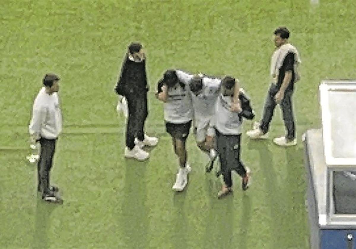 Beitia sale cojeando del postpartido con una dolencia en la rodilla