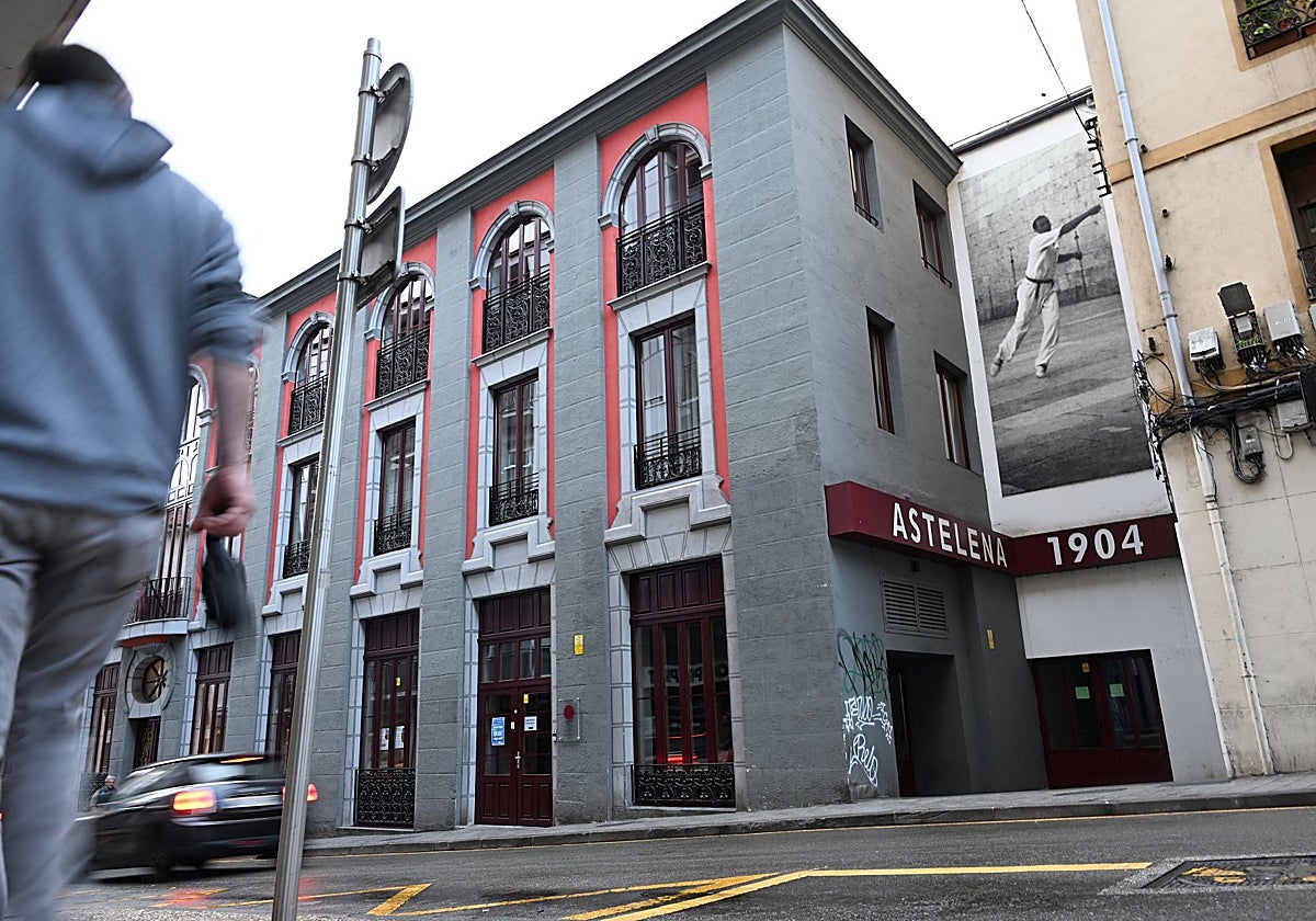 Eibar City Council negotiates pelota matches at Astelena Fronton