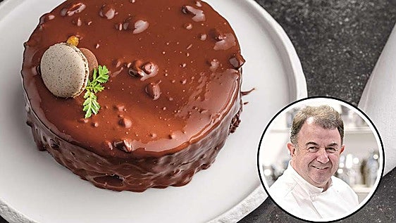 El truco de Martín Berasategui para un pastel de chocolate de pastelería: el ingrediente que añade al glaseado de praliné