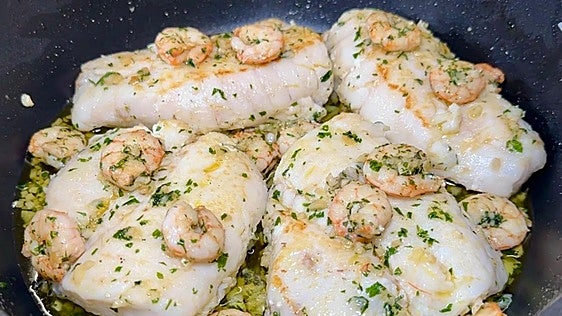 Receta de merluza con gambas al ajillo