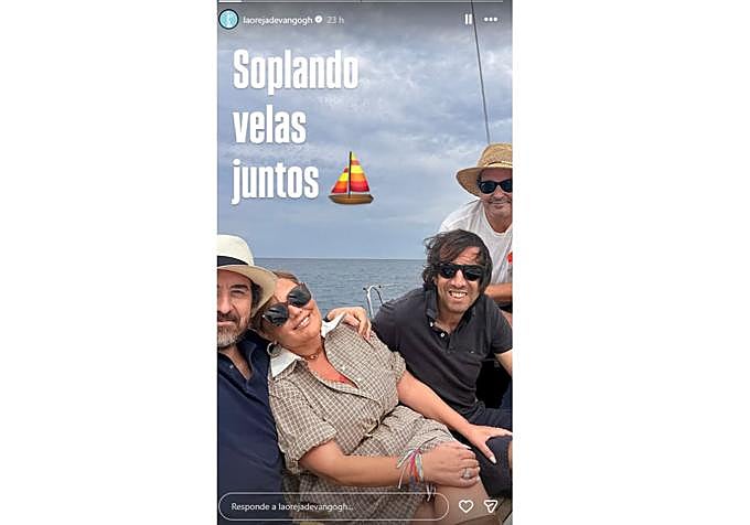 Storie de La Oreja de Van Gogh para felicitar a Amaia Montero por su 50 cumpleaños. En la imagen se puede ver al grupo a bordo de un velero.