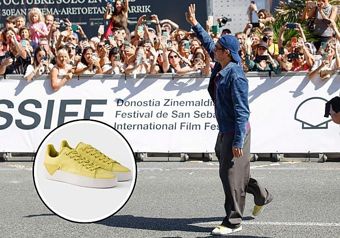Brad Pitt llegó a San Sebastián calzando unas deportivas amarillas de Prada, a la venta por 750 euros.