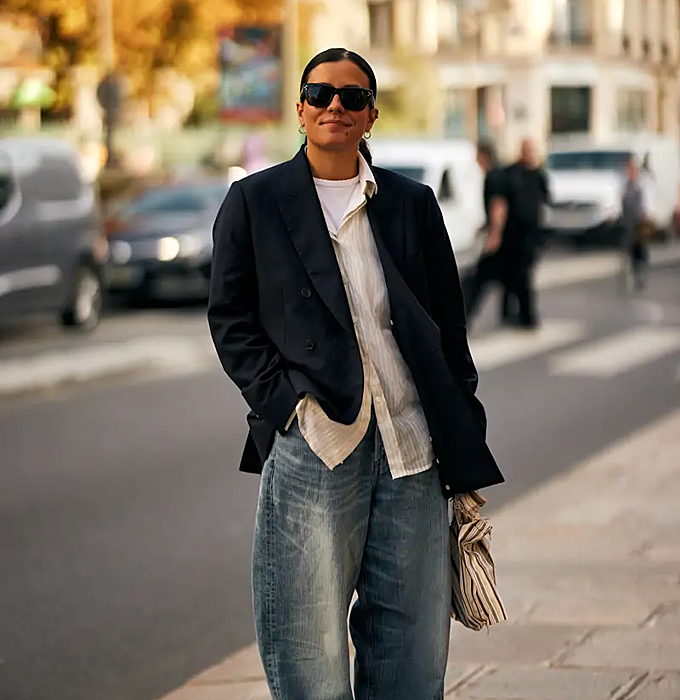 Americana 'vintage', con camisa y vaqueros.