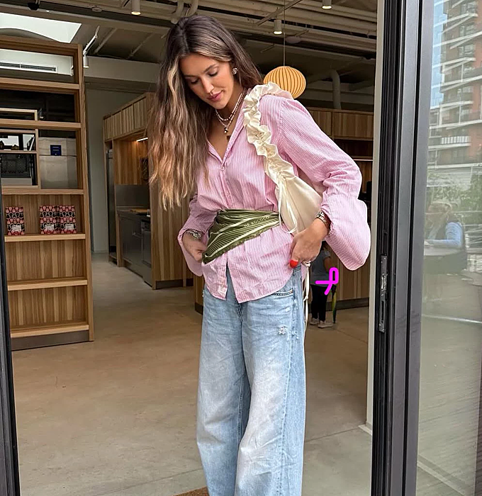 Camisa rosa con pañuelo anudado en la cintura y 'jean' vaquero.