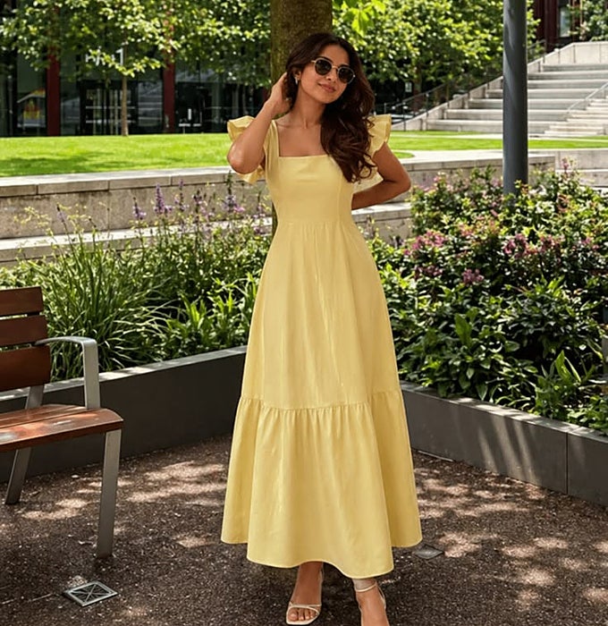 Vestido midi vaporoso amarillo mantequilla.