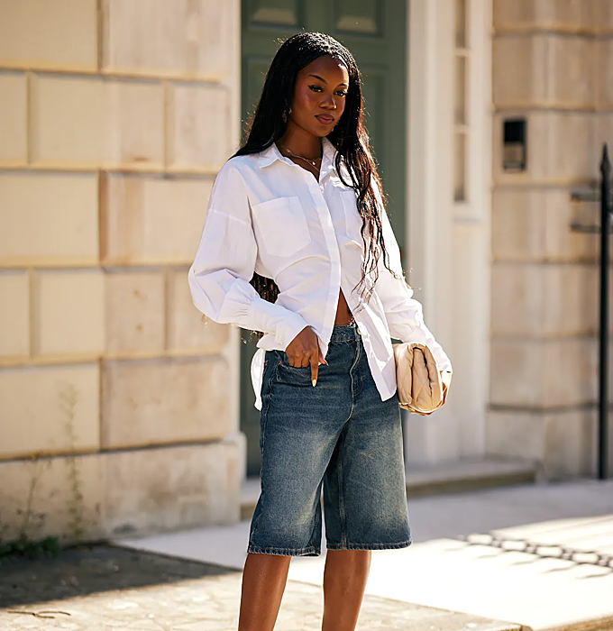 Camisa blanca con 'jorts' vaqueros.