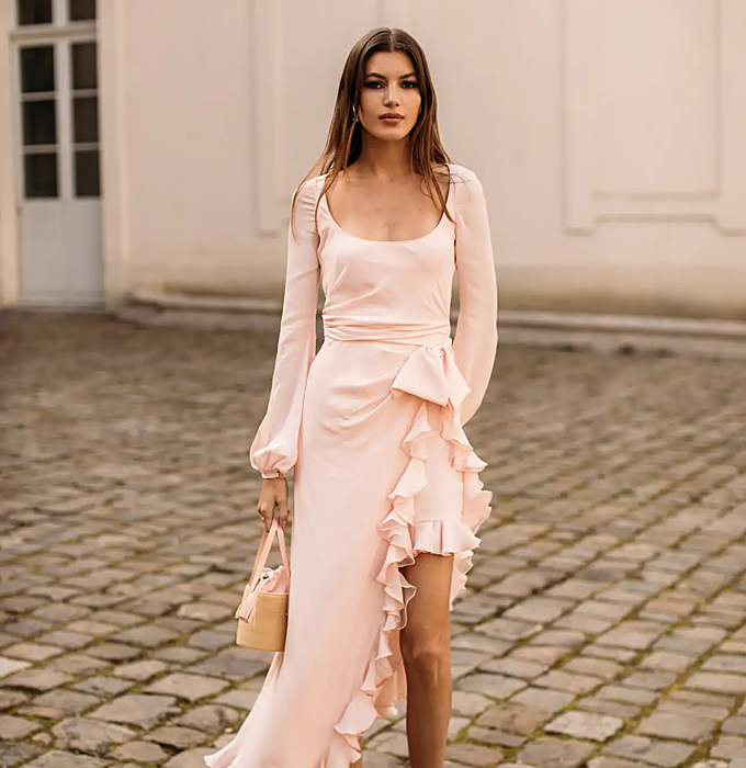 Vestido con escote de corazón en rosa palo.