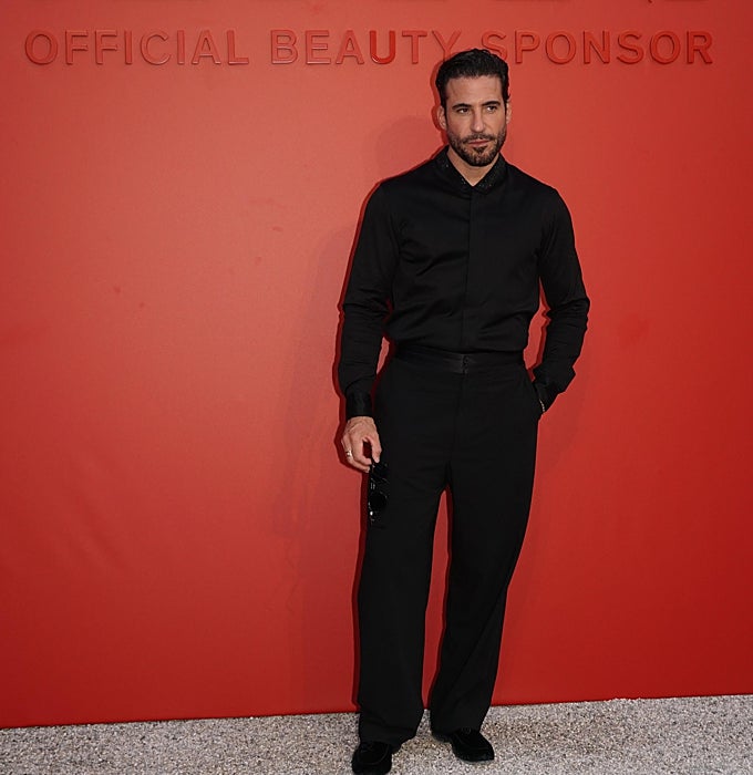 Miguel Ángel Silvestre, de esmoquin Giorgio Armani con detalles de 'strass'.