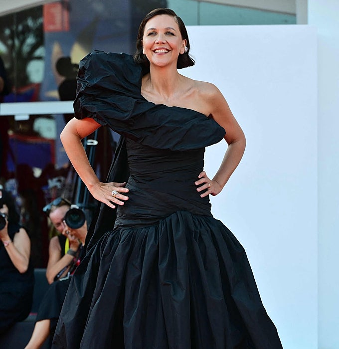 Gyllenhaal con un vestido convertido en pieza escultórica.