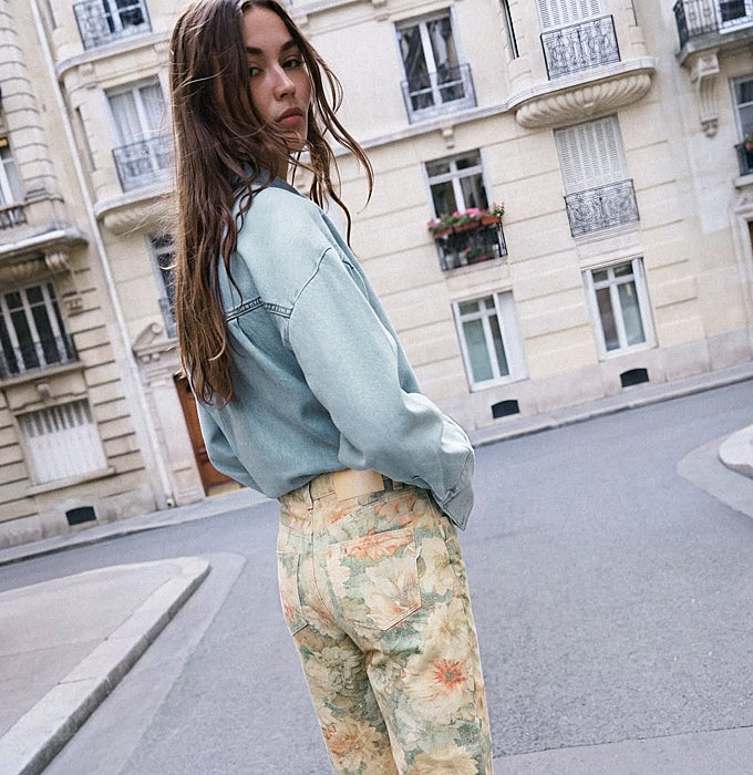 Camisa vaquera y pantalón de flores.