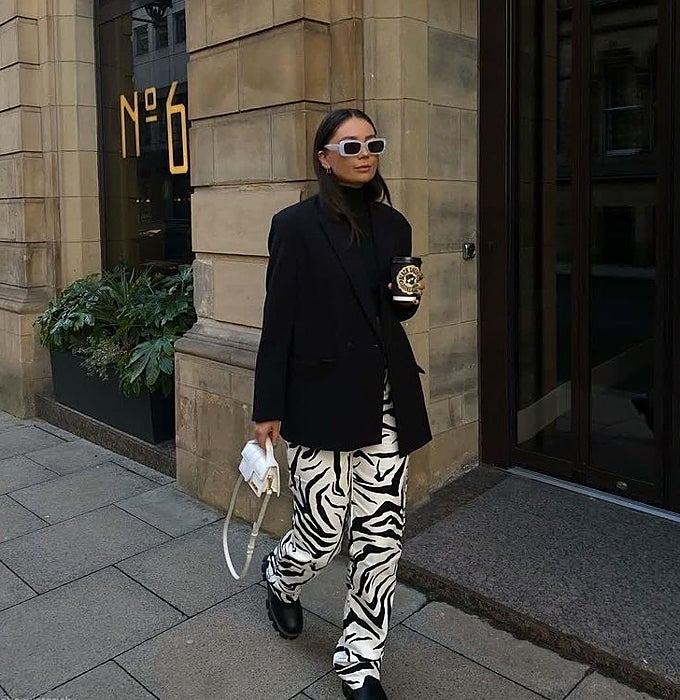 'Blazer' negra y pantalones de 'animal print' estilo zebra.
