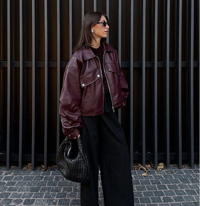 Chaqueta burdeos de cuero y 'total look' negro.
