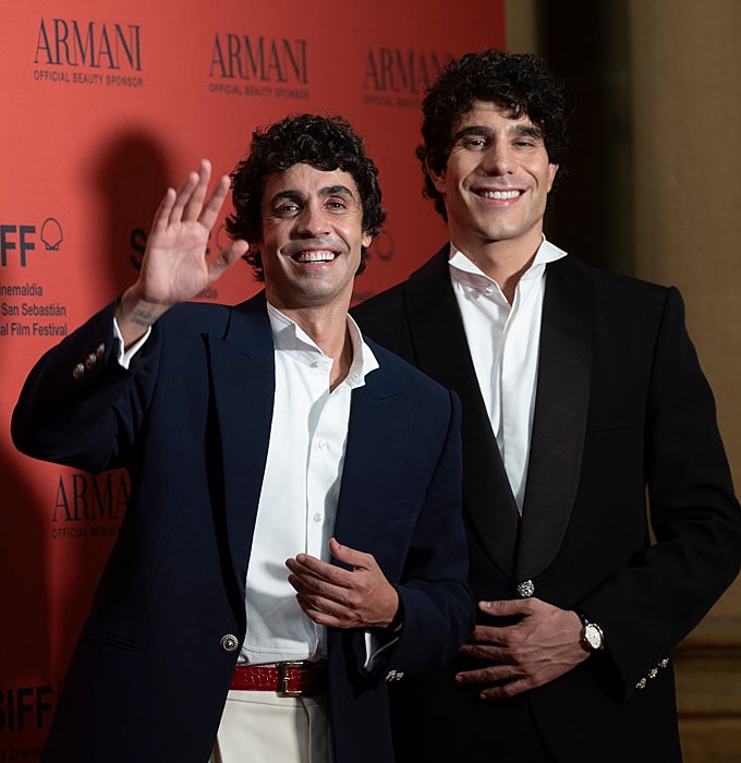 Los Javis con un traje de sastre marino y negro.
