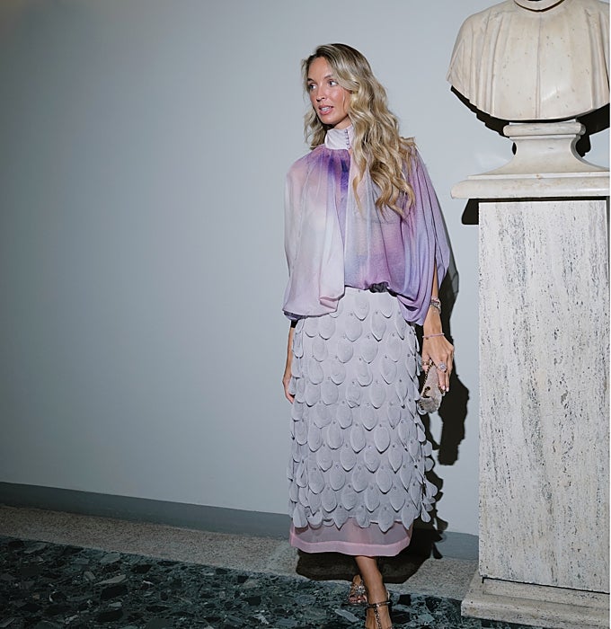 Blusa de gasa y falda de pétalos, en tonos malva.