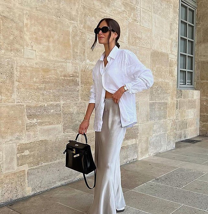 Camisa blanca con falda de satén.