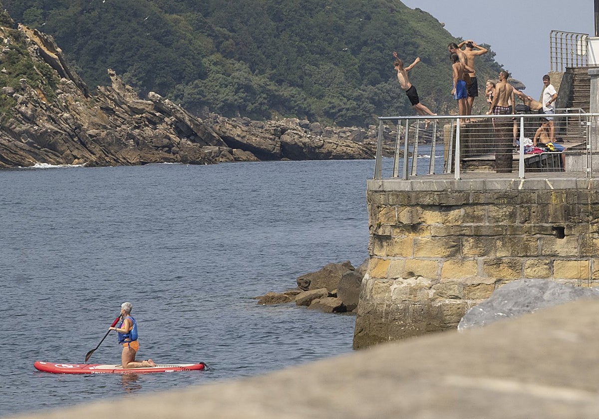Fin a una tradición de verano en San Sebastián: el Gobierno Vasco recuerda la prohibición de bañarse en el Muelle