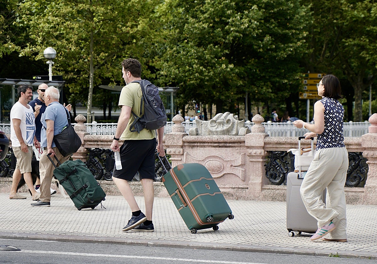Donostia aprueba la ordenanza para el impuesto turístico, con el que espera recaudar 8 millones al año