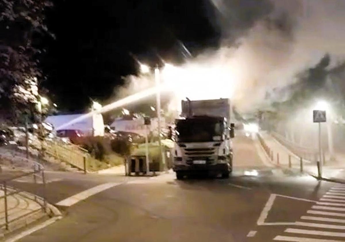 Susto en Nekolalde por el incendio de un camión de la basura