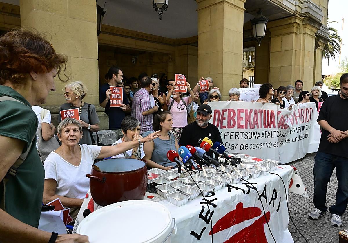 «Las 100 comidas anunciadas no cubren las 300 necesarias»