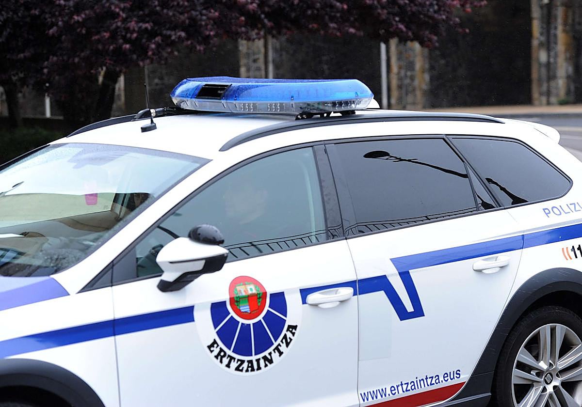 Se esconde en un contenedor de basura tras robar una cadena a una mujer en Donostia
