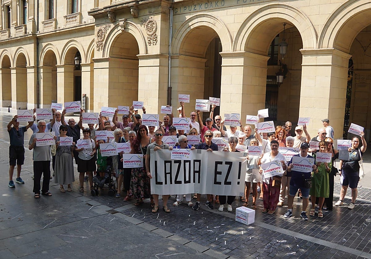 La plataforma contra el lazo de la N-I en Andoain entrega casi 3.000 alegaciones en Diputación